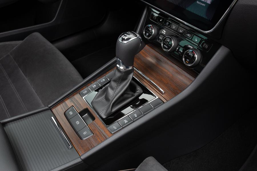 Детали интерьера Skoda Superb Scout 2019 года  (WW) (фото 58 из 72)